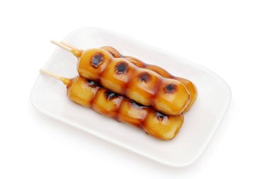 Geleneksel Japon şekerlemesi, pirinç kekinden yapılmış tatlı, adı Mitarashi dango.. 