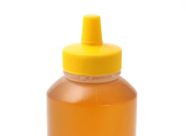 İzole edilmiş beyaz arka planda plastik bal şişesi 