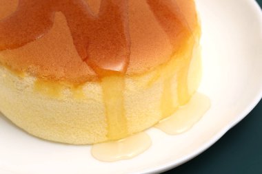 Ev yapımı yuvarlak sünger keki ya da ballı castella keki. Ev yapımı fırın konsepti.  