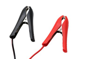 Beyaz arka planda araba akülerini şarj etmek için timsah timsahı klipsleri