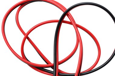 Beyaz arkaplanda elektrik plastiği yalıtılmış kablo  