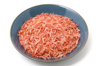 Beyaz arkaplanda servis edilen kurutulmuş küçük karidesler.