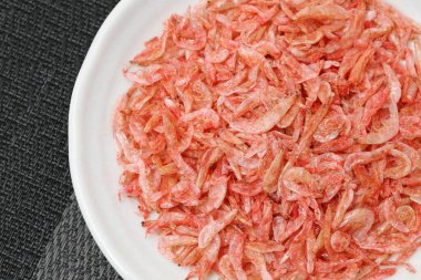 Masada servis edilen kurutulmuş küçük karidesleri kapatın.