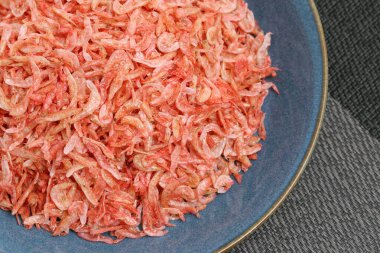 Masada servis edilen kurutulmuş küçük karidesleri kapatın.