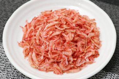 Masada servis edilen kurutulmuş küçük karidesleri kapatın.