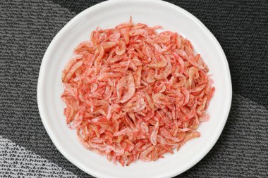 Masada servis edilen kurutulmuş küçük karidesleri kapatın.