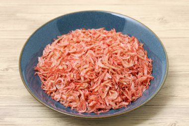 Masada servis edilen kurutulmuş küçük karidesleri kapatın.