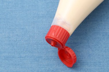 Arka planda plastik tüp mayonez şişesi.