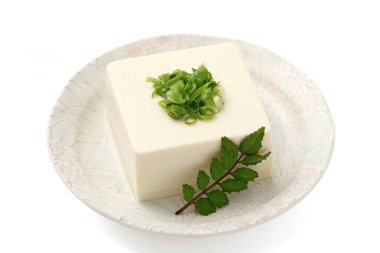 Japon yemeği, Japon usulü soya peyniri beyaz arka planda bir kasede. 