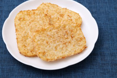 Tabakta oval soslu çıtır patates kızartması.