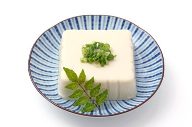 Japon yemeği, Japon usulü soya peyniri, beyaz arka planda bir tabak. 