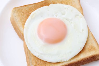 Kahvaltı için tost ekmeği ve beyaz arka planda biberli kızarmış yumurta.