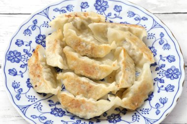 Japon Gyoza 'sının kapağını kapatın.