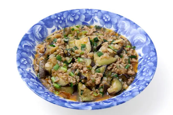 Japon mutfağı mapo patlıcan, beyaz arka planda bir tabak, Japon tarzı..