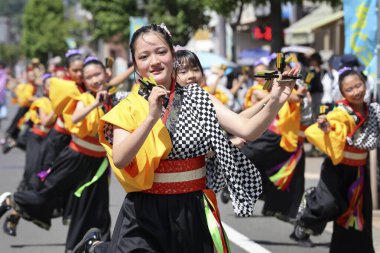 KAGAWA, JAPONYA - 20 Temmuz 2025: Ünlü Yosakoi Festivali 'nde dans eden Japon sanatçılar. Yosakoi, Japon dans etkinliğinin eşsiz bir stilidir..  