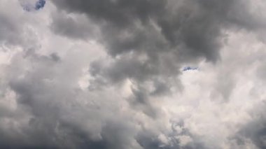 Fırtına bulutları görüş alanında hızla ilerliyor, zaman ayarlı 4k   