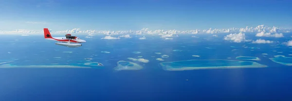Seaplane Flies Maldives Island — стоковое фото