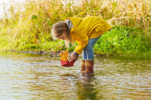 Glückliches Kindermädchen Gelbem Regenmantel Und Papierboot Fluss Herbst Über Die — Stockfoto
