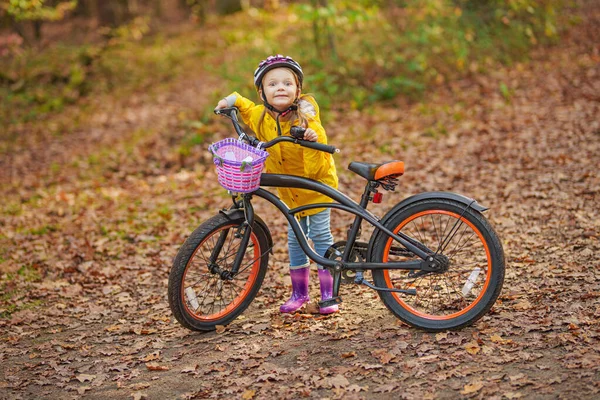 Kleine Mädchen Mit Fahrrad Haben Spaß Herzen Des Waldes — Stockfoto