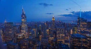 Gece gün batımından sonra New York şehri manzarası.