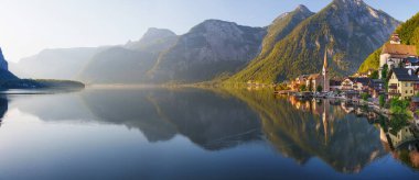 Idyllic Hallstatt mit Spiegelung im See Wasser - eski kasaba, Avusturya. Büyük Panorama.