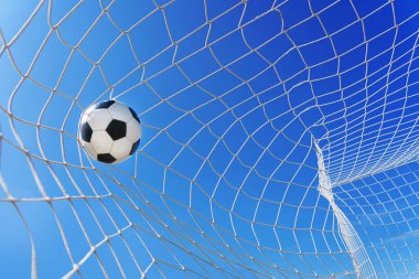  Mavi gökyüzünde izole edilmiş büyük bir stadyumda futbol topu gol ağında. futbol ağı.