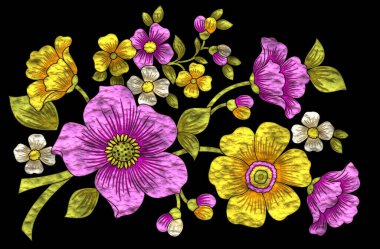 Parlak metal bir yüzeyi olan parıldayan çiçek çizimleri.