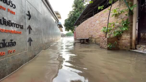 Folyóvíz Emelkedik Egy Faluban Thaiföldön — Stock videók
