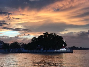 Tayland 'daki Koh Kret Adası' nda günbatımı bulutları
