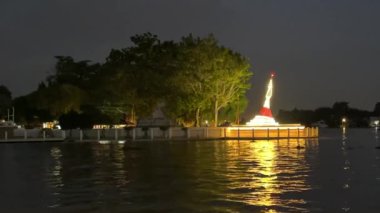 Koh Kret Tayland 'daki ünlü beyaz eğik Stupa.