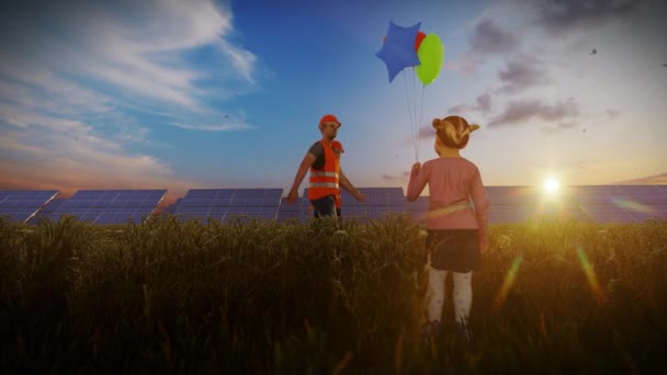 Menina Segurando Balões Painéis Solares Fazenda Pôr Sol Trabalhadores Manutenção — Vídeo de Stock