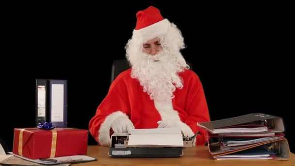 圣诞老人在他的办公室里用阿尔法频道的老式打字机写下了好与坏的清单 — 图库视频影像