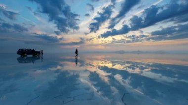 Gün batımında Bolivya 'daki Uyuni Tuz Düzlükleri' nin inanılmaz manzarası.