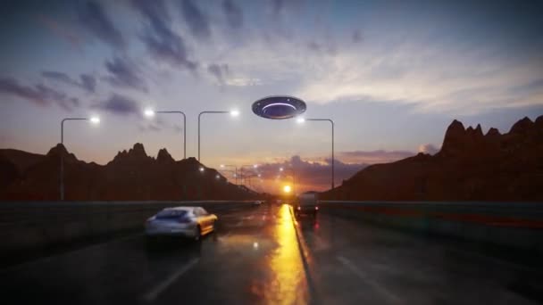 Анімація Великих Нло Літають Над Жвавим Шосе Заході Сонця — стокове відео