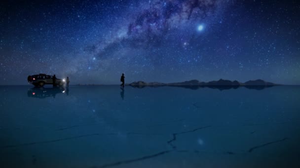 Kouzelný Pohled Turisty Solné Pláně Uyuni Bolívii Proti Hvězdné Obloze — Stock video