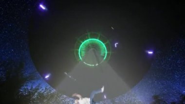 3D cgi UFO yıldızlı gökyüzüne karşı çölde bir insanı kaçırıyor, yakınlaştır