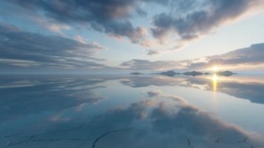 İnanılmaz Uyuni Tuz Düzlükleri gün doğumunda, Bolivya, dönüyor