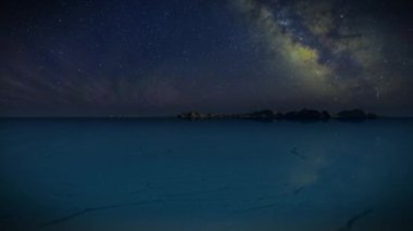 Bolivya 'daki Uyuni Tuz Düzlükleri üzerinde yıldızlı gökyüzüne karşı uçuş