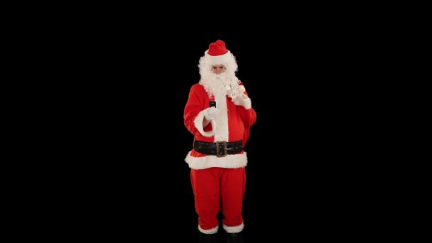 Bir Çanta Dolusu Hediyeyle Noel Baba Cep Telefonu Sinyali Almaya — Stok video