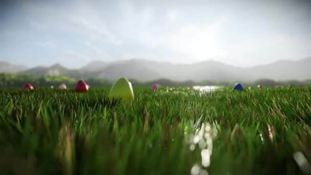 Цветные Пасхальные Яйца Разбросанные Зеленому Лугу Пролетают Над — стоковое видео