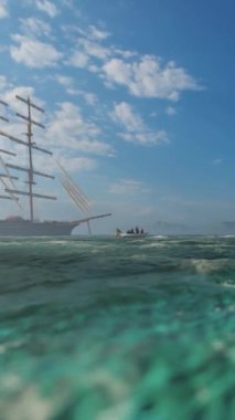 Cennetin Fethi, eski gemi ve mürettebat teknesi tropik bir adaya geliyor, dikey video.