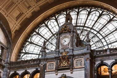 Antwerp tren istasyonu, Belçika. Antwerp Merkez İstasyonunun Viktorya dönemi iç tasarımı