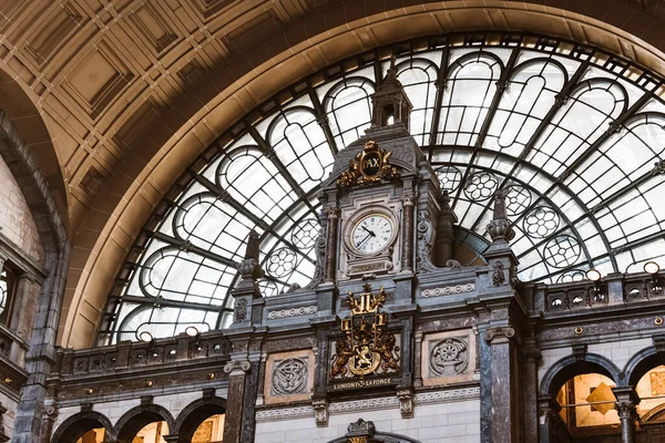 Antwerp tren istasyonu, Belçika. Antwerp Merkez İstasyonunun Viktorya dönemi iç tasarımı