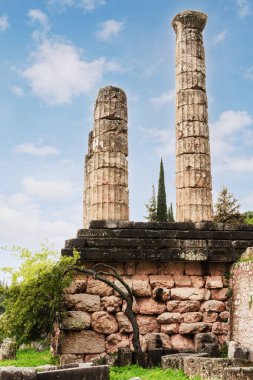 Antik bir tapınağın kalıntıları, Apollo Tapınağı Delphi Oracle, Yunanistan 'da, mavi gökyüzüne karşı Yunan sütunları