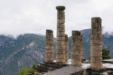 Antik bir tapınağın kalıntıları, Apollo Tapınağı Delphi Oracle, Yunanistan, görkemli dağ kepçesi.