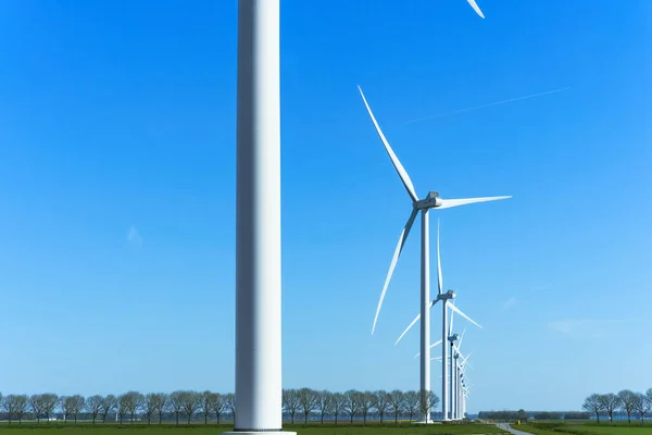 風力タービンの行 青空の背景 多くの風力タービンとバナー グリーンエネルギー 環境に優しい電力 再生可能な資源 — ストック写真