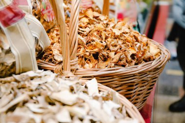 Gün batımında Amsterdam 'ın estetik kanalları, sudan manzara, nehirden modern asma köprü manzarası. Amsterdam 'da romantik kanal gezisi -12.04.2023