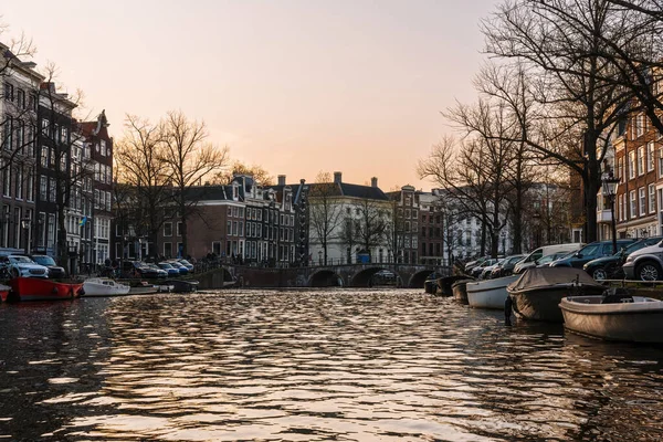 Esztétikai Csatornák Amszterdam Naplementekor Kilátás Vízből Kilátás Modern Felvonóhíd Folyótól — Stock Fotó
