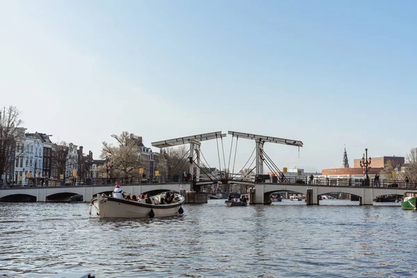 Эстетические Каналы Амстердама Закате Вид Воды Вид Современный Разводной Мост Лицензионные Стоковые Изображения