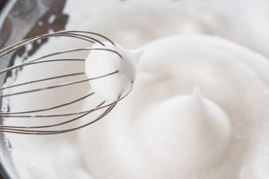 Bir çırpıda çırpılmış yumurta beyazının sert tepelere ulaşması kahvaltı hamuru ya da krep hazırlama yolunda atılmış bir adım. Beyaz çırpılmış yumurta beyazı, fırın hazırlığı.